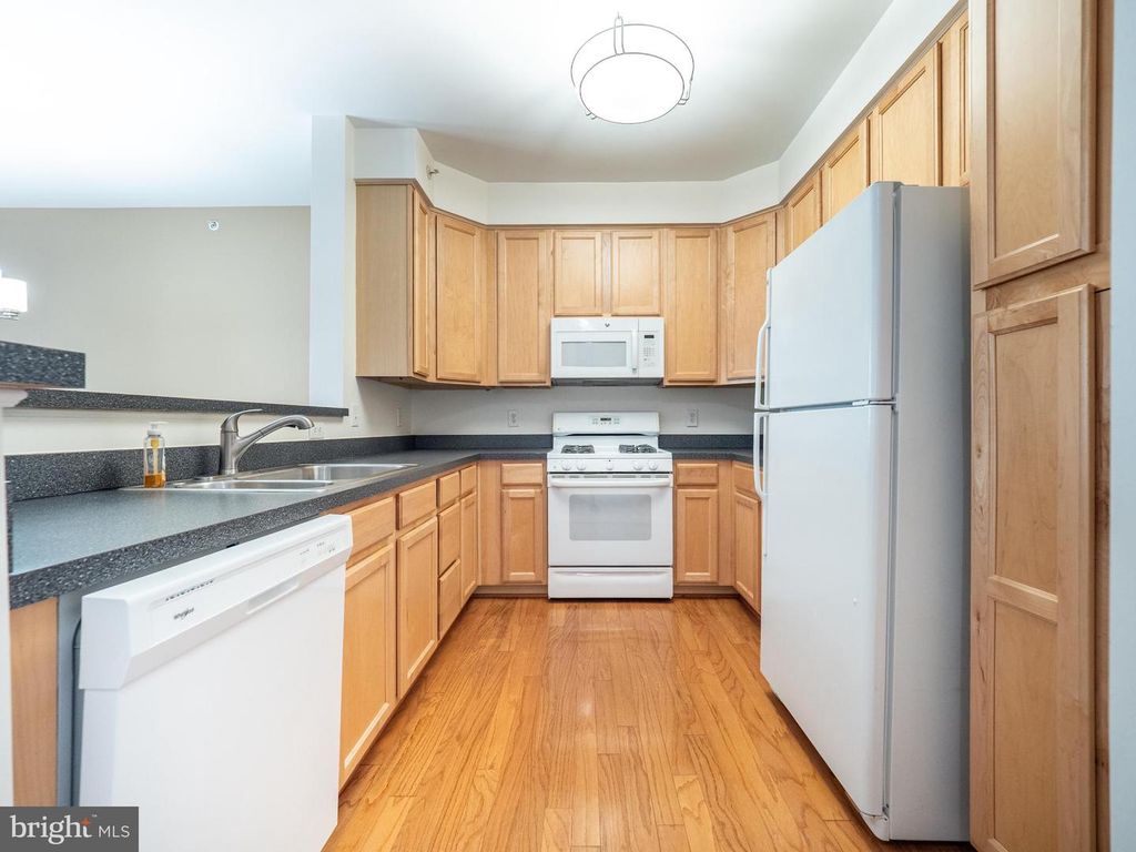 Image 5 of property listing at 311 HIGH GABLES DR #401, Gaithersburg, MD 20878