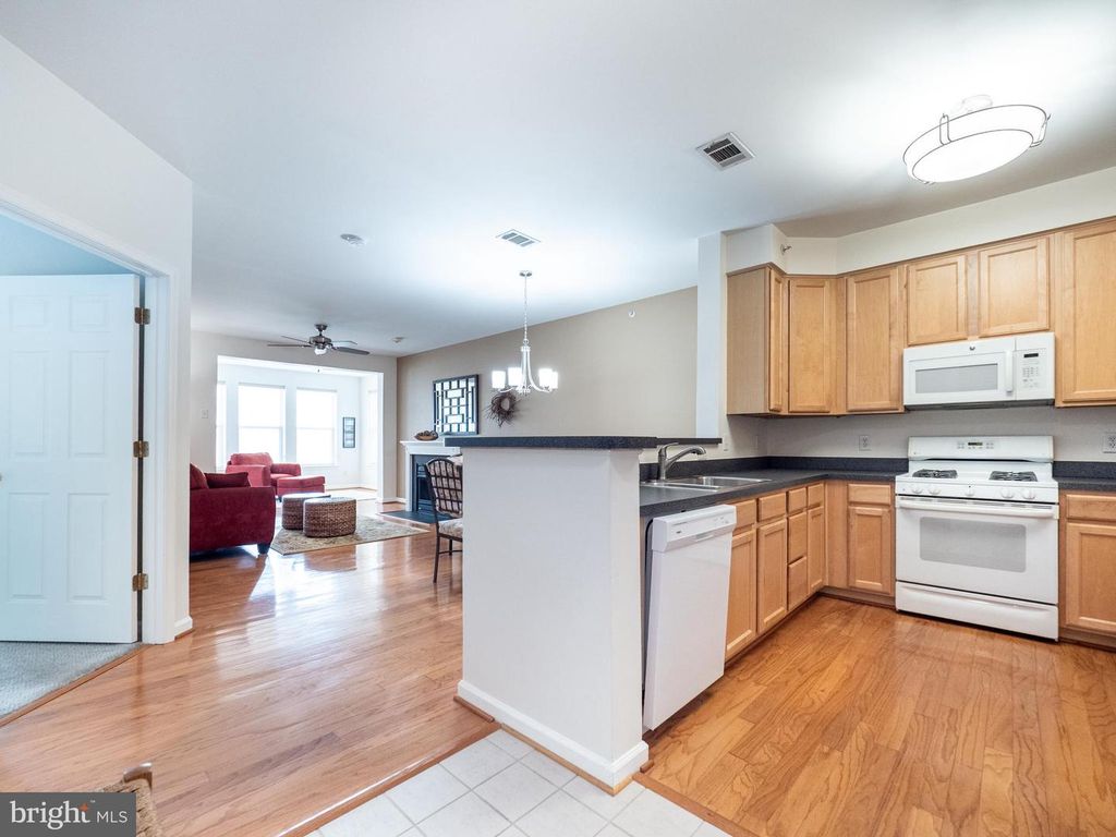 Image 7 of property listing at 311 HIGH GABLES DR #401, Gaithersburg, MD 20878