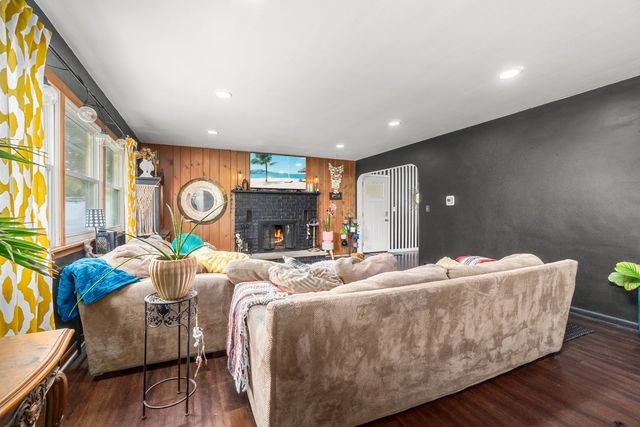 639 Meyer Court, Aurora, IL 60506