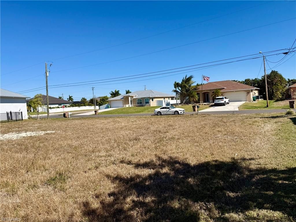 Image 4 of property listing at 4228 SW 19th PL, Cape Coral, FL 33914