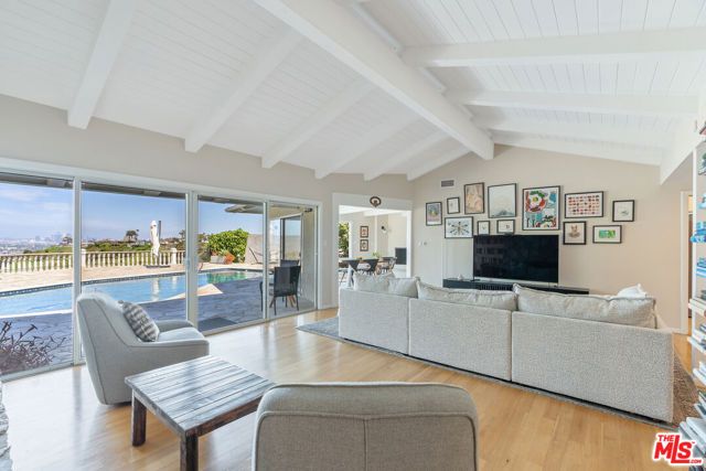 4246 S Cloverdale Avenue, Los Angeles, CA 90008