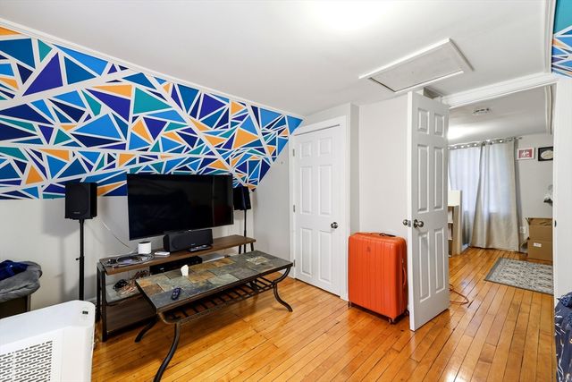 30 Mazarin St, Springfield, MA 01151