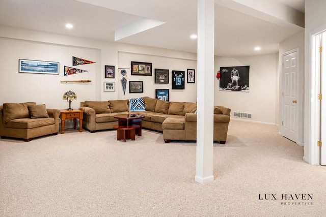 9861 Chambray Street, Portage City, MI 49002