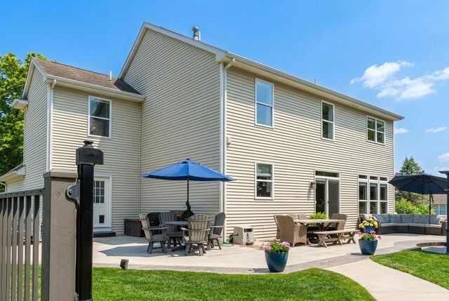 9861 Chambray Street, Portage City, MI 49002