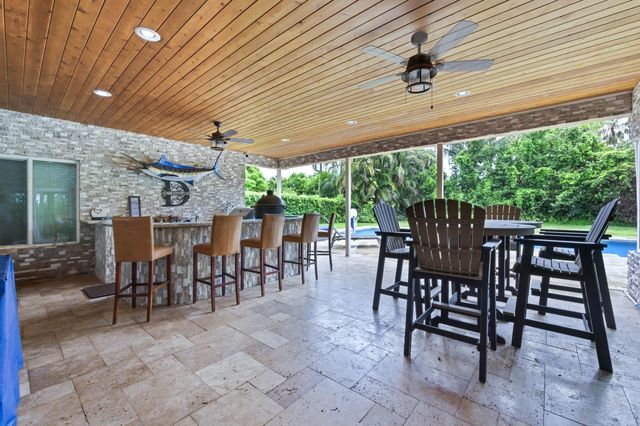 10114 Hunt Club Lane, Palm Beach Gardens, FL 33418
