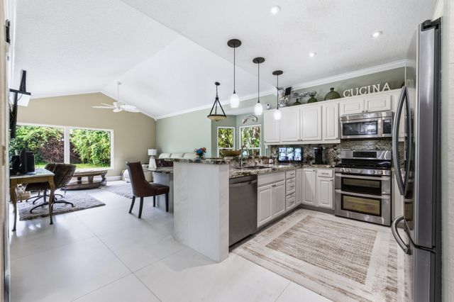 10114 Hunt Club Lane, Palm Beach Gardens, FL 33418