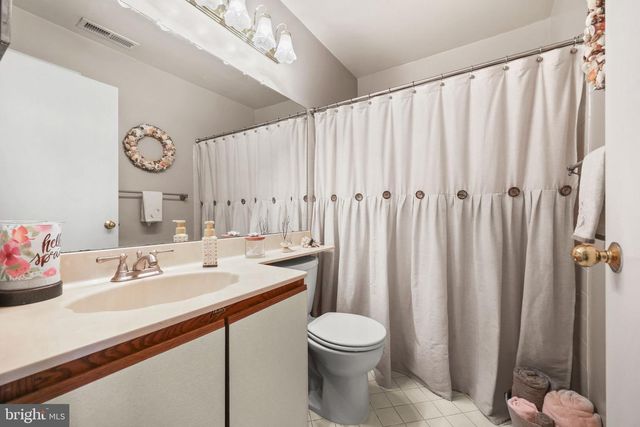 10 FRYER CT, Hightstown, NJ 08520