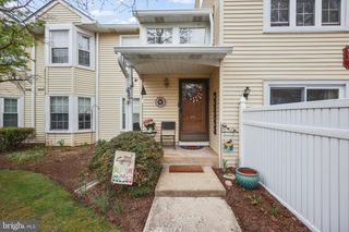 10 FRYER CT, Hightstown, NJ 08520