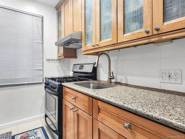 25-18 Union Street 2D, Flushing, NY 11354