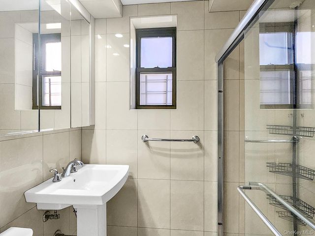 25-18 Union Street 2D, Flushing, NY 11354
