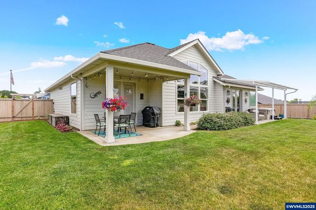 493 NW Crater Lake Dr, Dallas, OR 97338