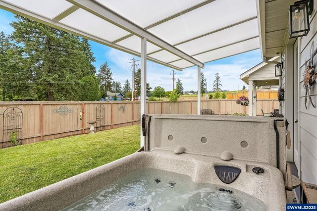 493 NW Crater Lake Dr, Dallas, OR 97338