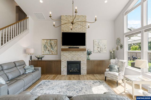 493 NW Crater Lake Dr, Dallas, OR 97338