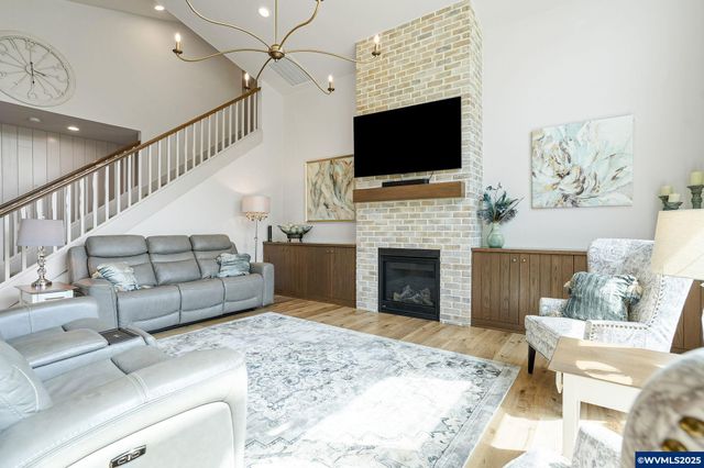 493 NW Crater Lake Dr, Dallas, OR 97338