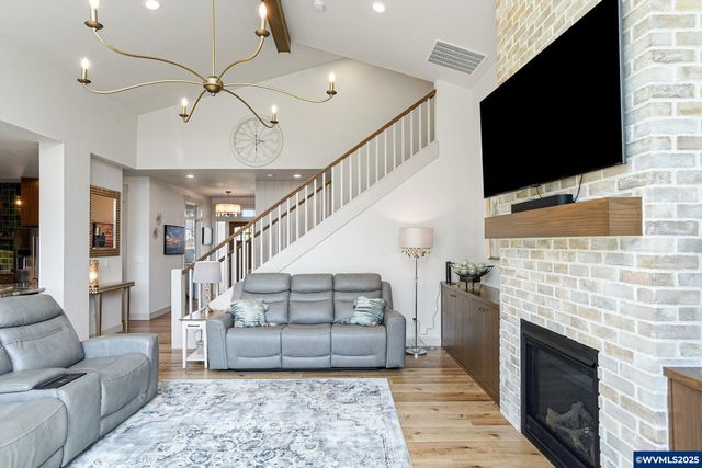 493 NW Crater Lake Dr, Dallas, OR 97338