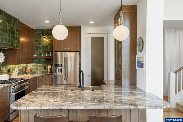 493 NW Crater Lake Dr, Dallas, OR 97338