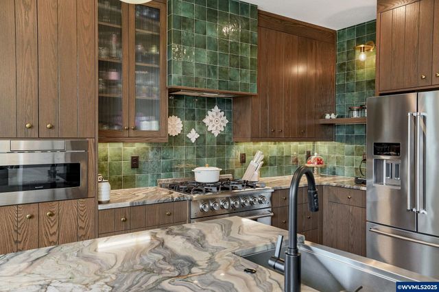 493 NW Crater Lake Dr, Dallas, OR 97338