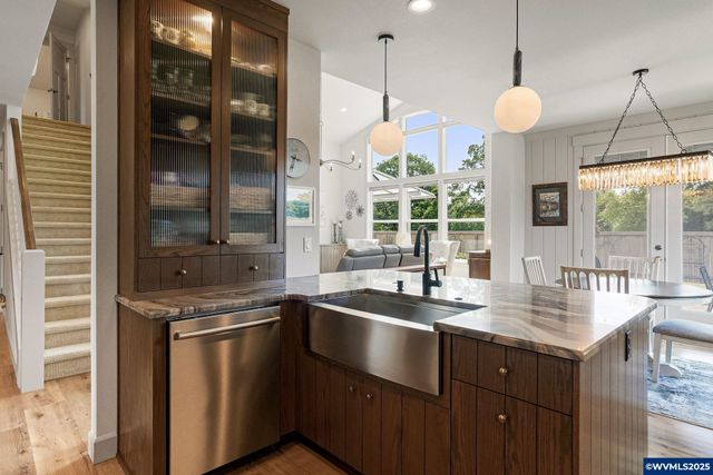 493 NW Crater Lake Dr, Dallas, OR 97338