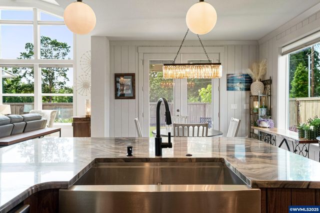 493 NW Crater Lake Dr, Dallas, OR 97338