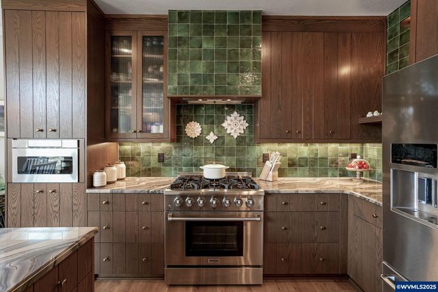 493 NW Crater Lake Dr, Dallas, OR 97338