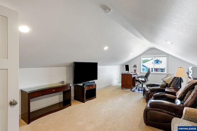 493 NW Crater Lake Dr, Dallas, OR 97338