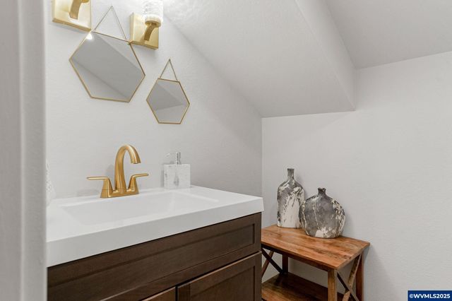 493 NW Crater Lake Dr, Dallas, OR 97338