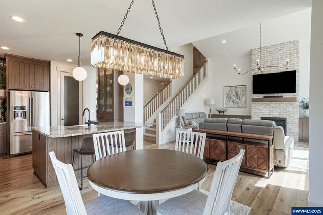 493 NW Crater Lake Dr, Dallas, OR 97338