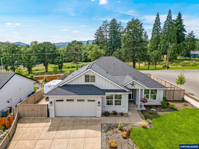 493 NW Crater Lake Dr, Dallas, OR 97338