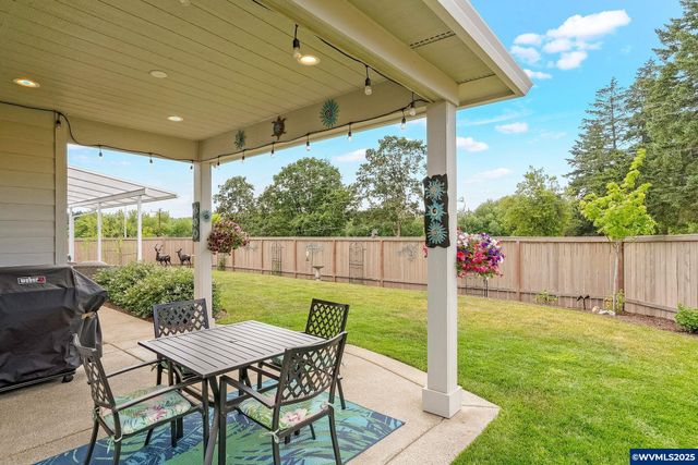 493 NW Crater Lake Dr, Dallas, OR 97338