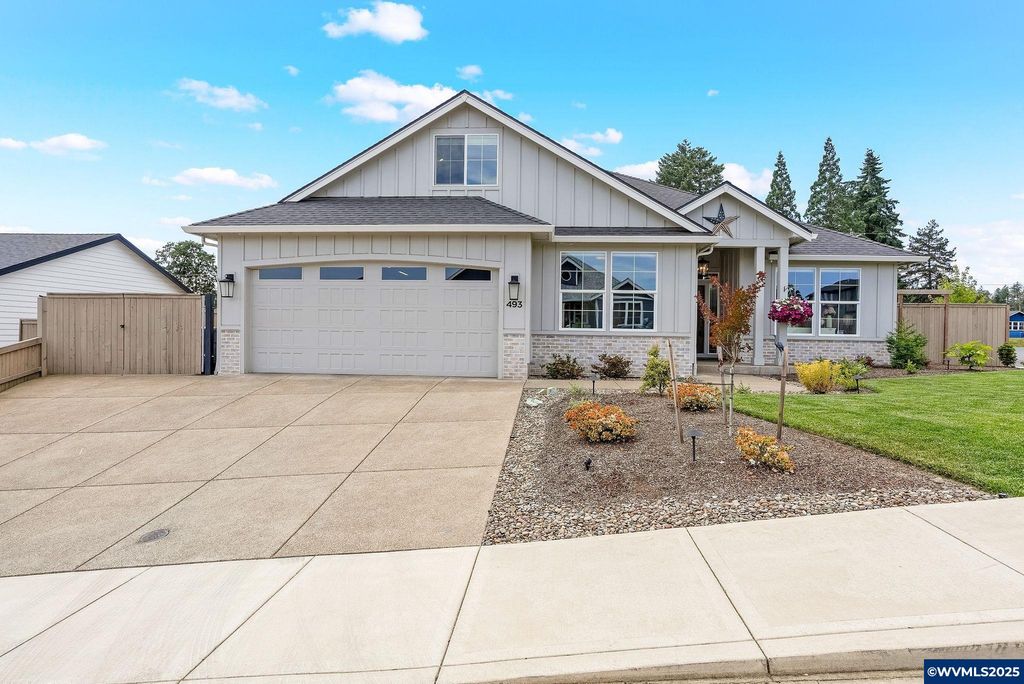 493 NW Crater Lake Dr, Dallas, OR 97338