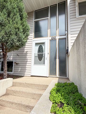 1010 5th St, Minot, ND 58703