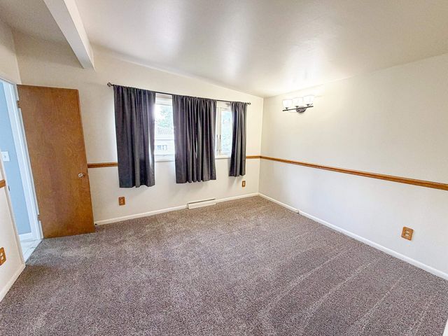 1010 5th St, Minot, ND 58703