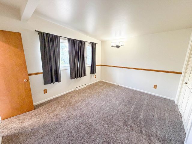 1010 5th St, Minot, ND 58703