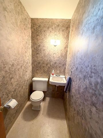 1010 5th St, Minot, ND 58703