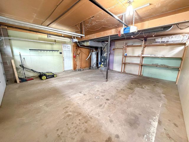 1010 5th St, Minot, ND 58703