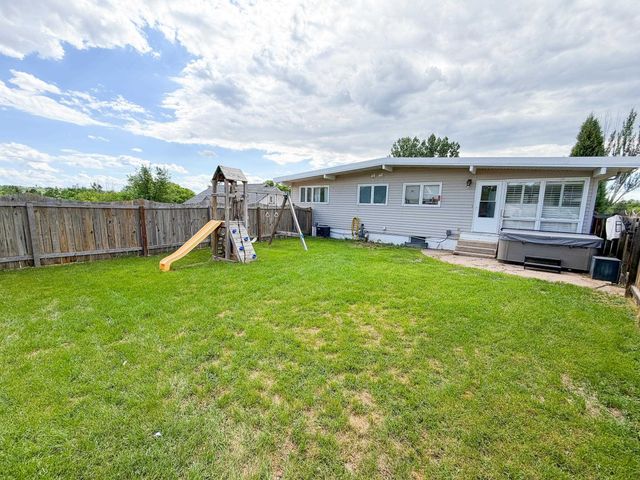 1010 5th St, Minot, ND 58703