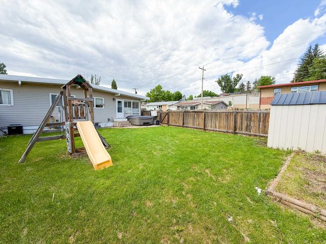 1010 5th St, Minot, ND 58703