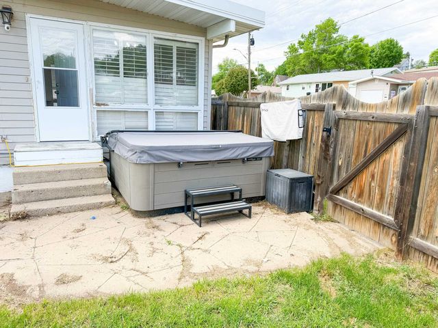1010 5th St, Minot, ND 58703