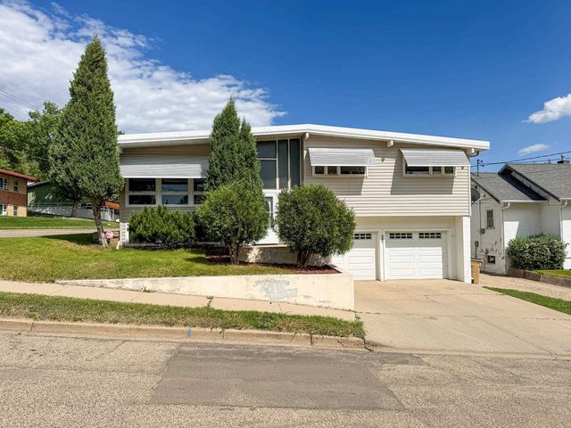 1010 5th St, Minot, ND 58703