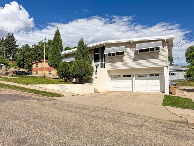 1010 5th St, Minot, ND 58703
