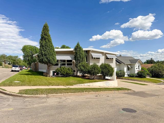 1010 5th St, Minot, ND 58703
