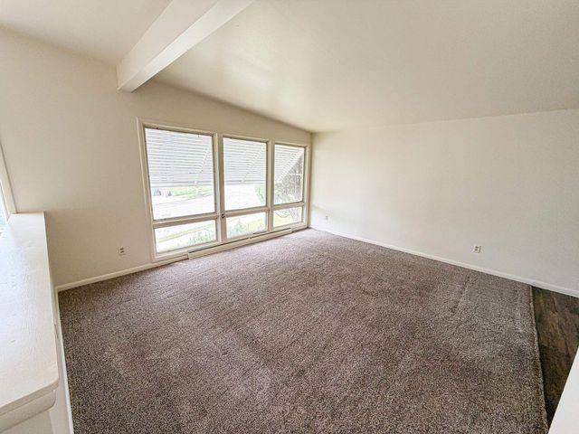1010 5th St, Minot, ND 58703