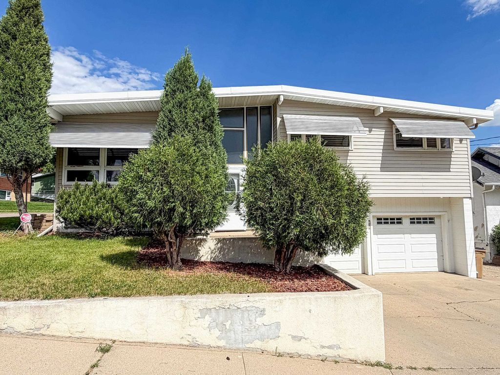 1010 5th St, Minot, ND 58703