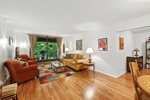 1906 E Shorewood BOULEVARD #360, Shorewood, WI 53211
