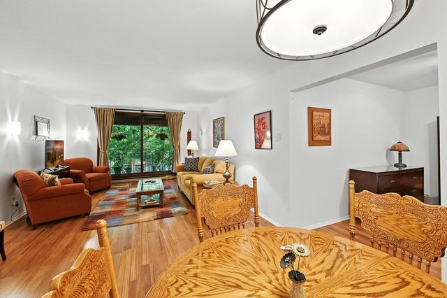 1906 E Shorewood BOULEVARD #360, Shorewood, WI 53211