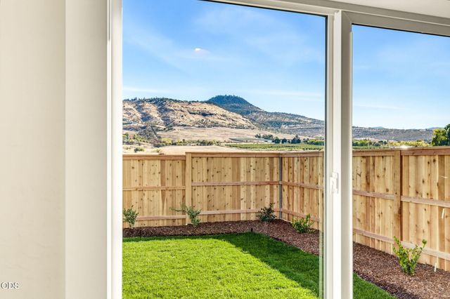 3220 Garner Way, Medford, OR 97504