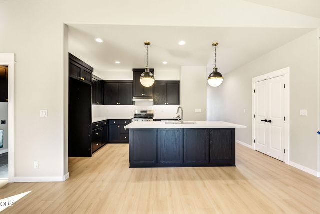 3220 Garner Way, Medford, OR 97504