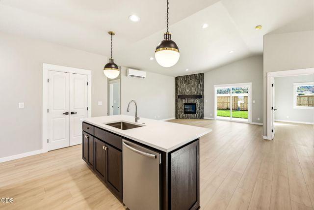 3220 Garner Way, Medford, OR 97504
