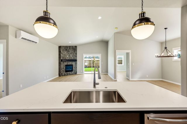 3220 Garner Way, Medford, OR 97504