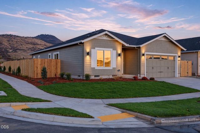3220 Garner Way, Medford, OR 97504